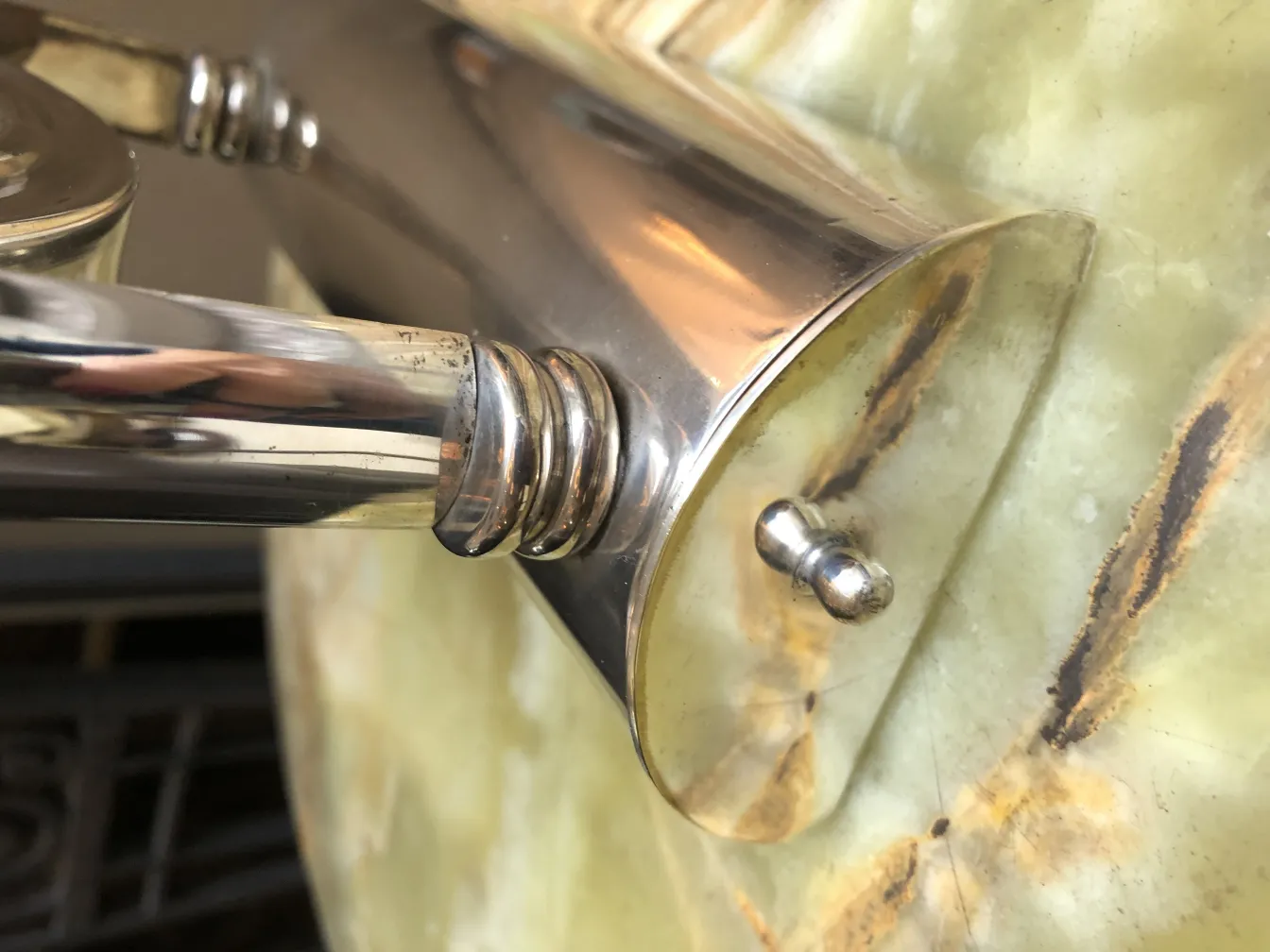 Specchio antico con dettagli lucidi, stile Art Nouveau