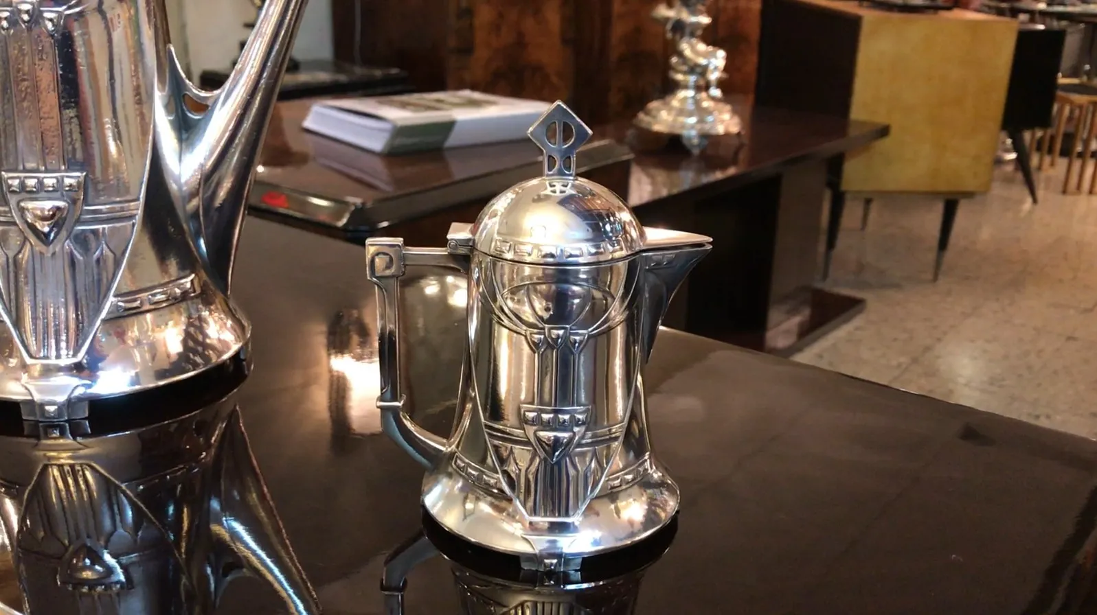 ancien service à thé WMF avec design élégant et distinctif