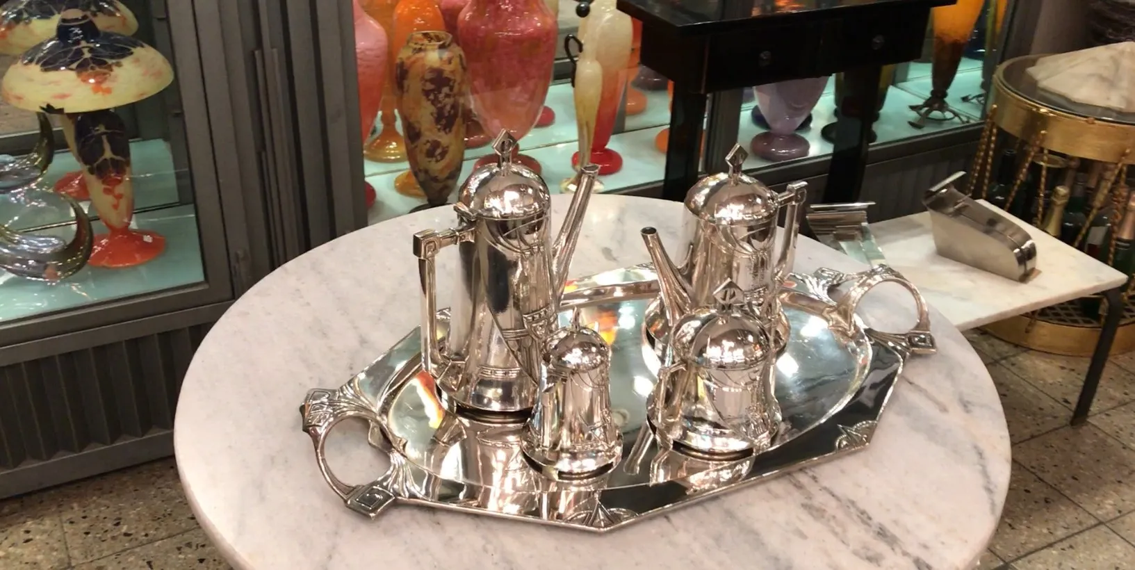 Conjunto de chá antigo WMF com detalhes brilhantes em um ambiente elegante