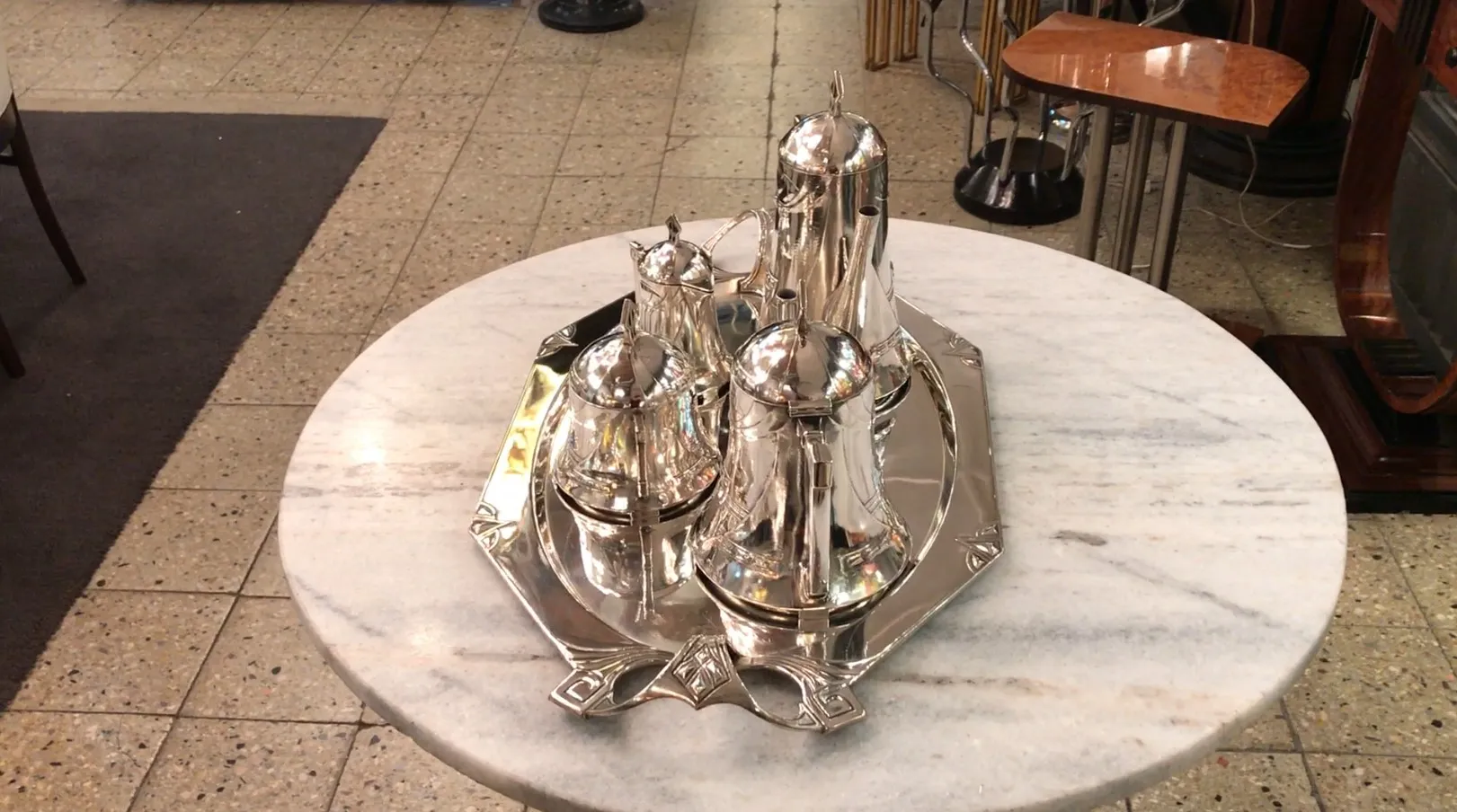 Service à thé ancien WMF sur une table en marbre.