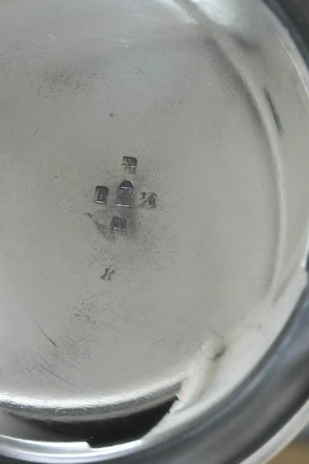 Detail eines antiken Tee-Sets WMF mit Gravuren