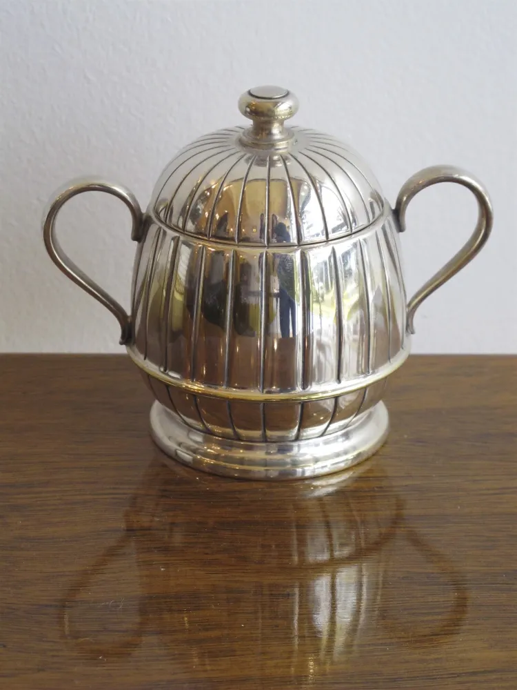 古老的WMF茶具，带有光泽金属设计