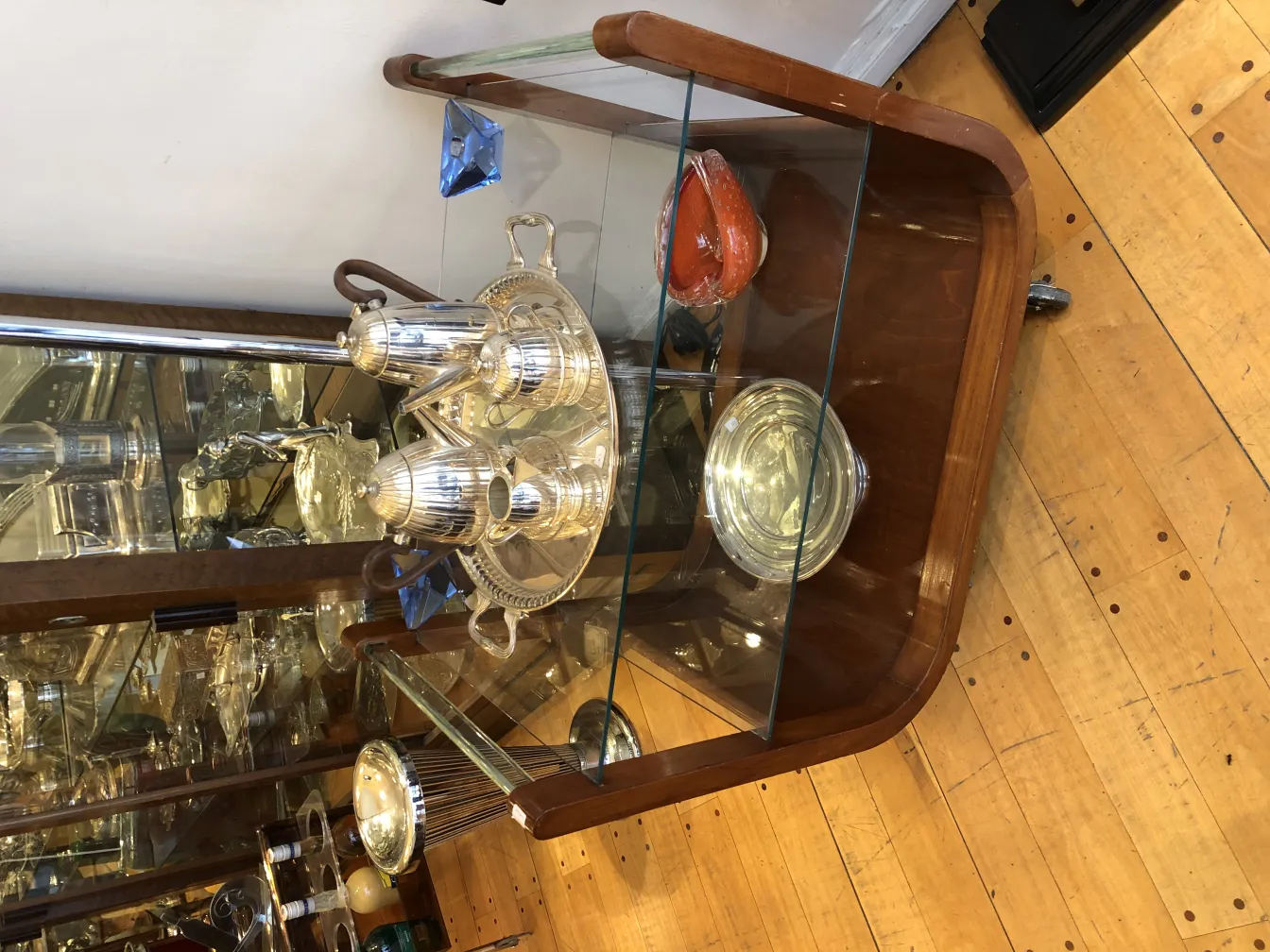 Conjunto de chá antigo WMF com bules e bandeja decorativa.