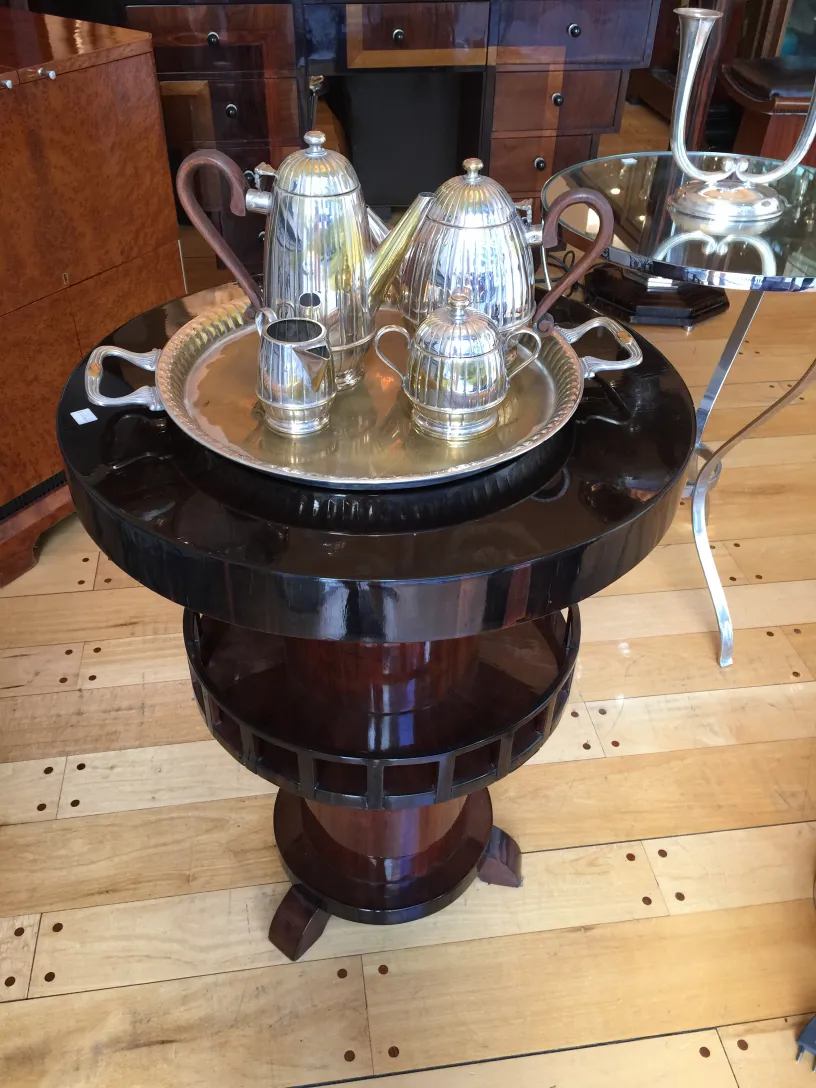 Juego de té antiguo WMF con diseño decorativo, incluye tetera y tazas en un ambiente elegante.