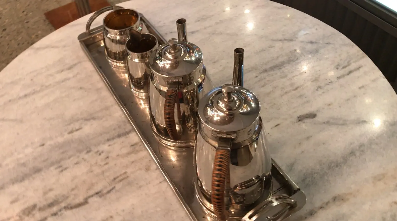 conjunto de chá antigo WMF em uma mesa de mármore