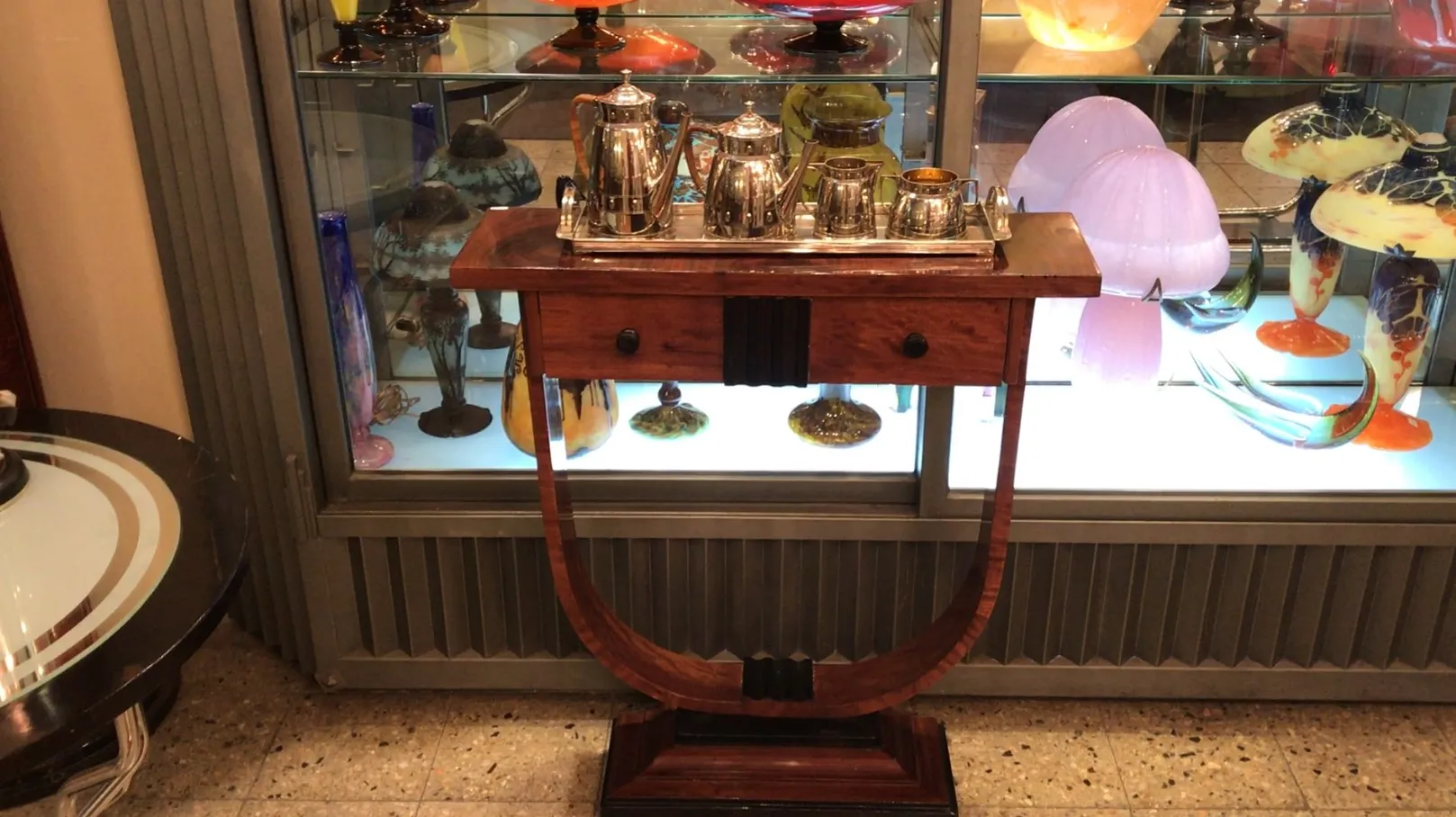 Set da tè antico WMF esposto con teiere e accessori in un ambiente accogliente.