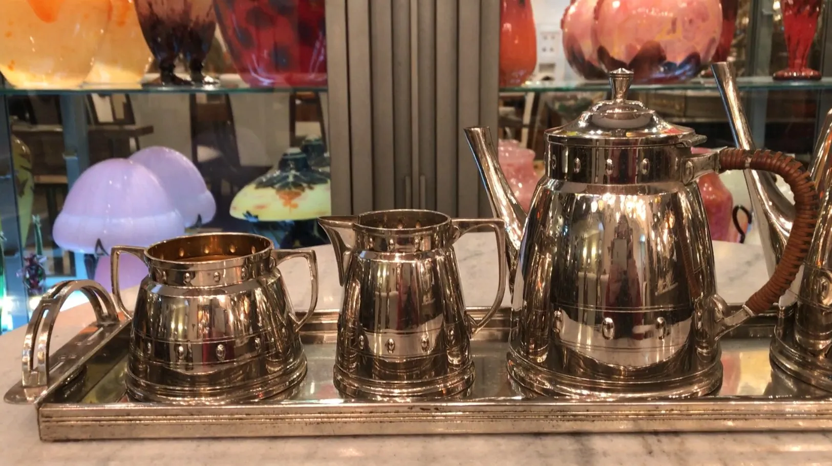 античный чайный набор WMF с блестящими деталями на подносе