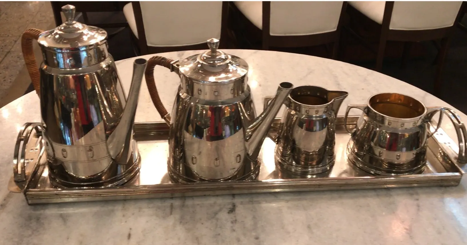 Juego de té antiguo WMF con bandeja y teteras brillantes.