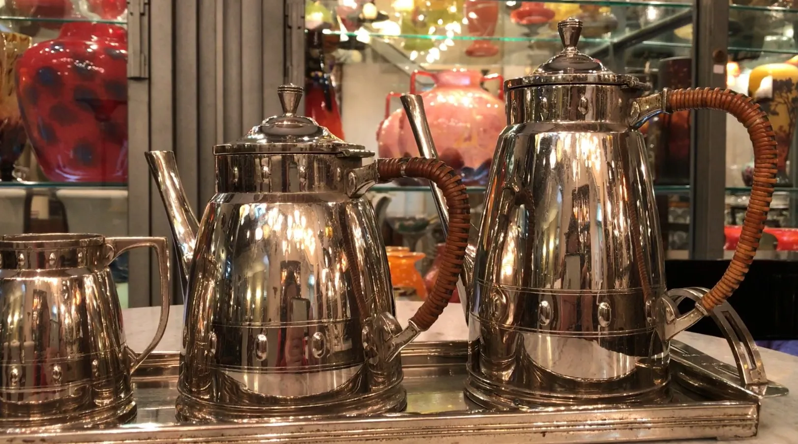 conjunto de chá antigo com design elegante e detalhes brilhantes em um ambiente aconchegante