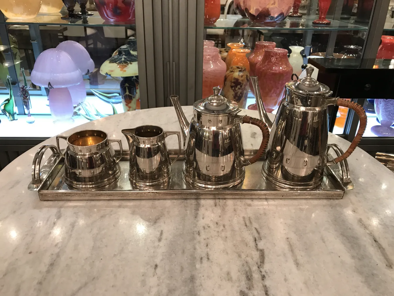 古董WMF茶具放在托盘上，包括茶壶和杯子