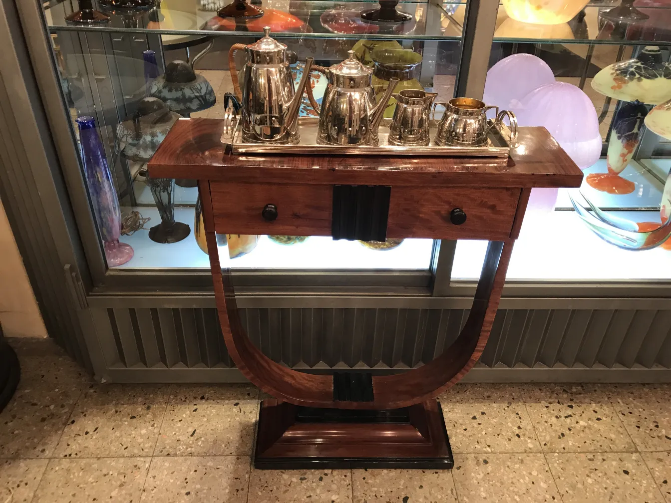 conjunto de chá antigo WMF sobre uma mesa decorativa, fundo com itens vintage