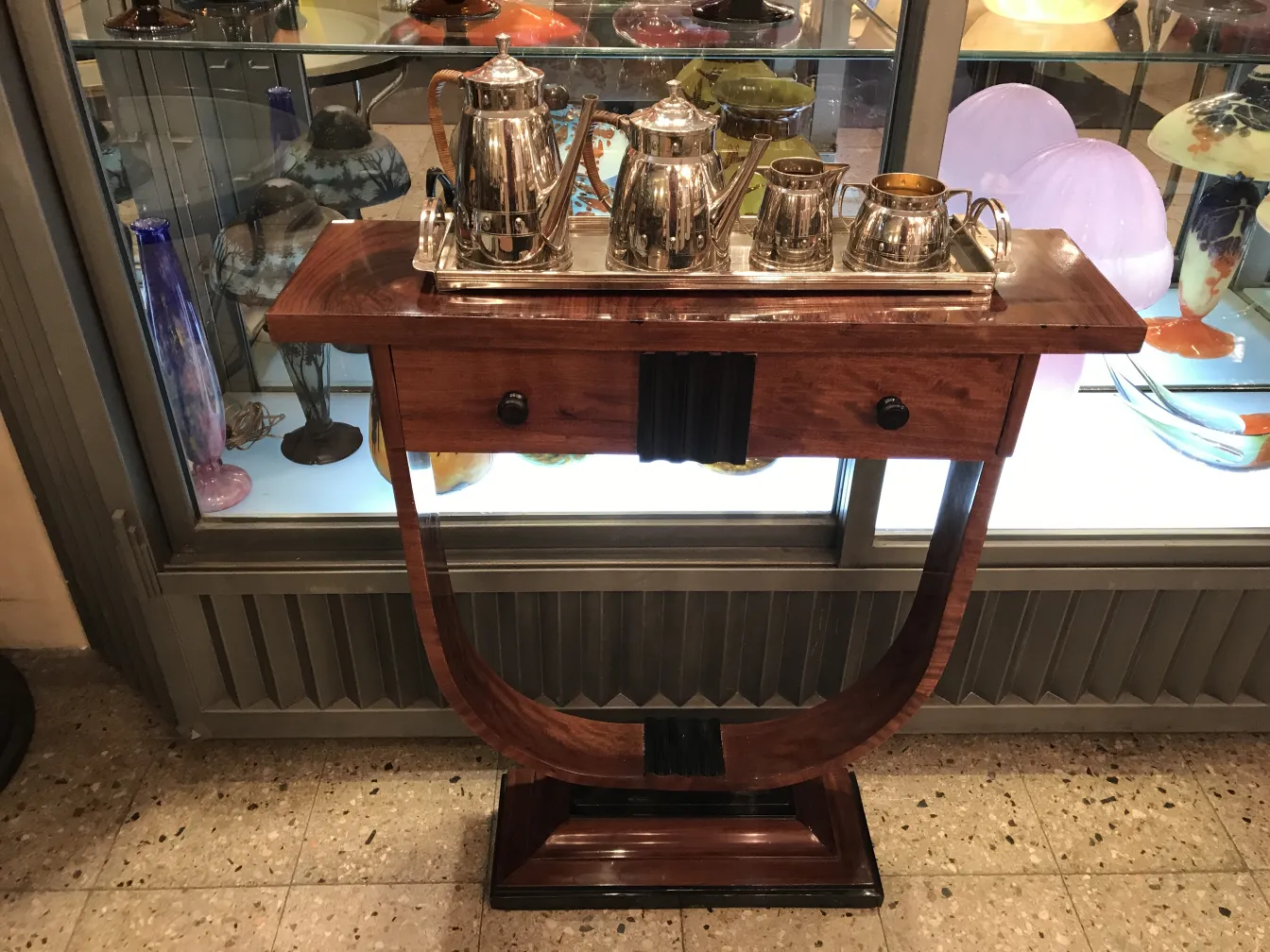 set da tè antico WMF su un tavolo elegante, con tè e tazze