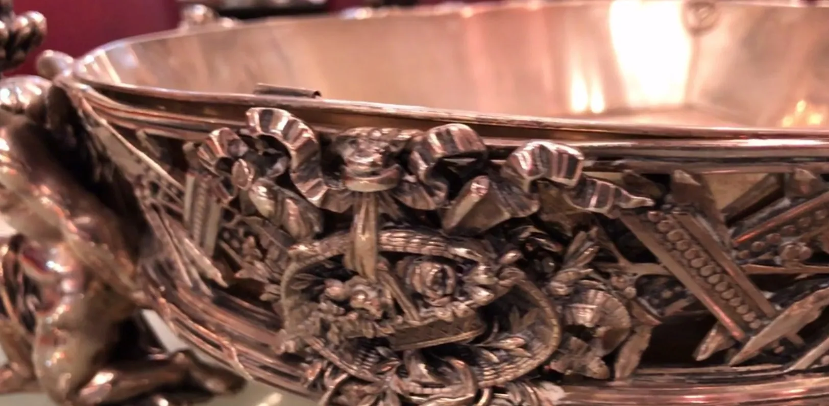 centro de mesa antigo com decorações intrincadas e detalhes