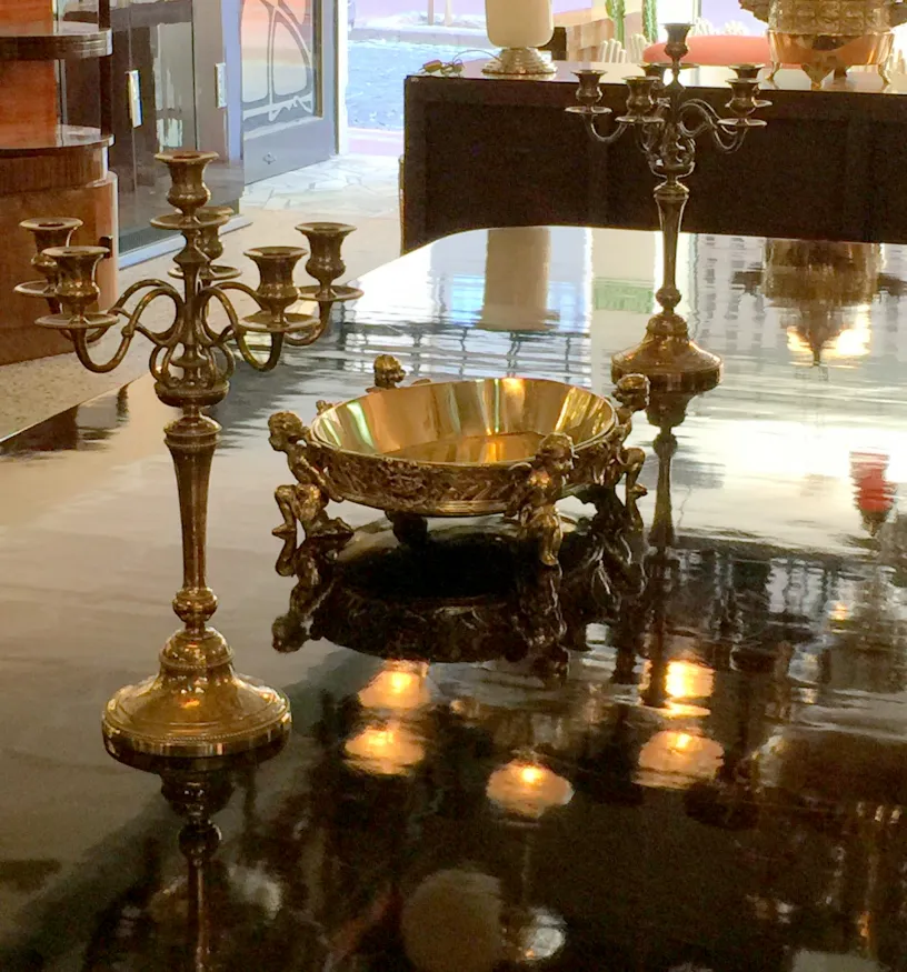 centrotavola antico christofle su tavolo lucido con candelabri