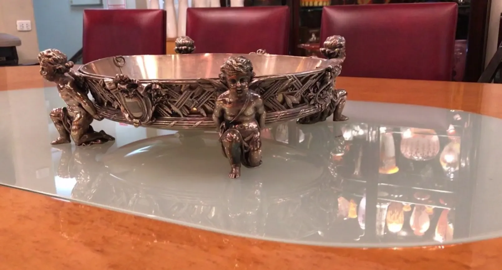 centrotavola antico Christofle con figure decorative alla base