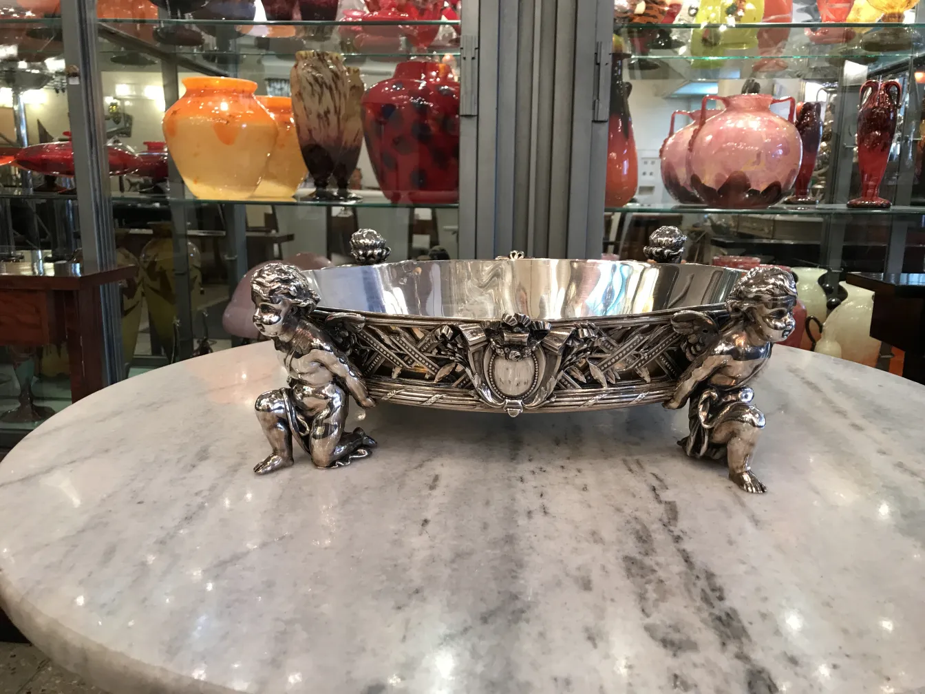 古代中心装饰品 christofle 装饰有小天使