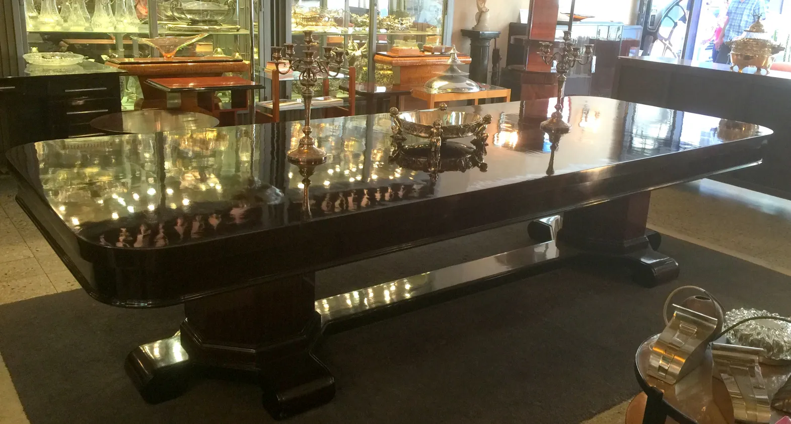 قطع مركزية قديمة للطاولة Christofle على الطاولة مع شمعدان وزينة أخرى.