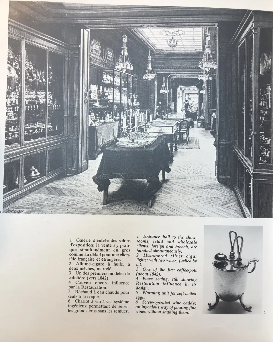 antiker blumentopf christofle dekorativ in einem eleganten Raum mit Kronleuchtern