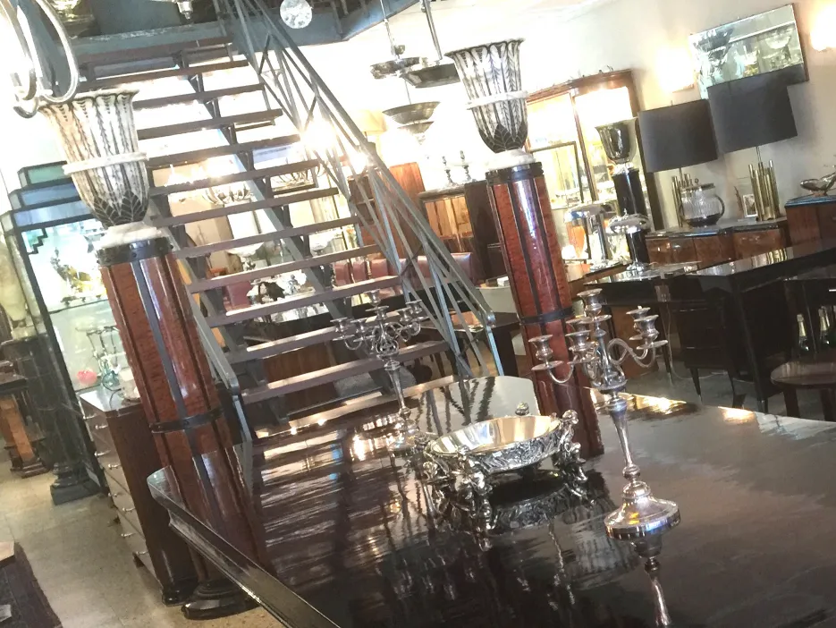 antiker Blumentopf Christofle in einer eleganten Umgebung mit Kerzenhaltern