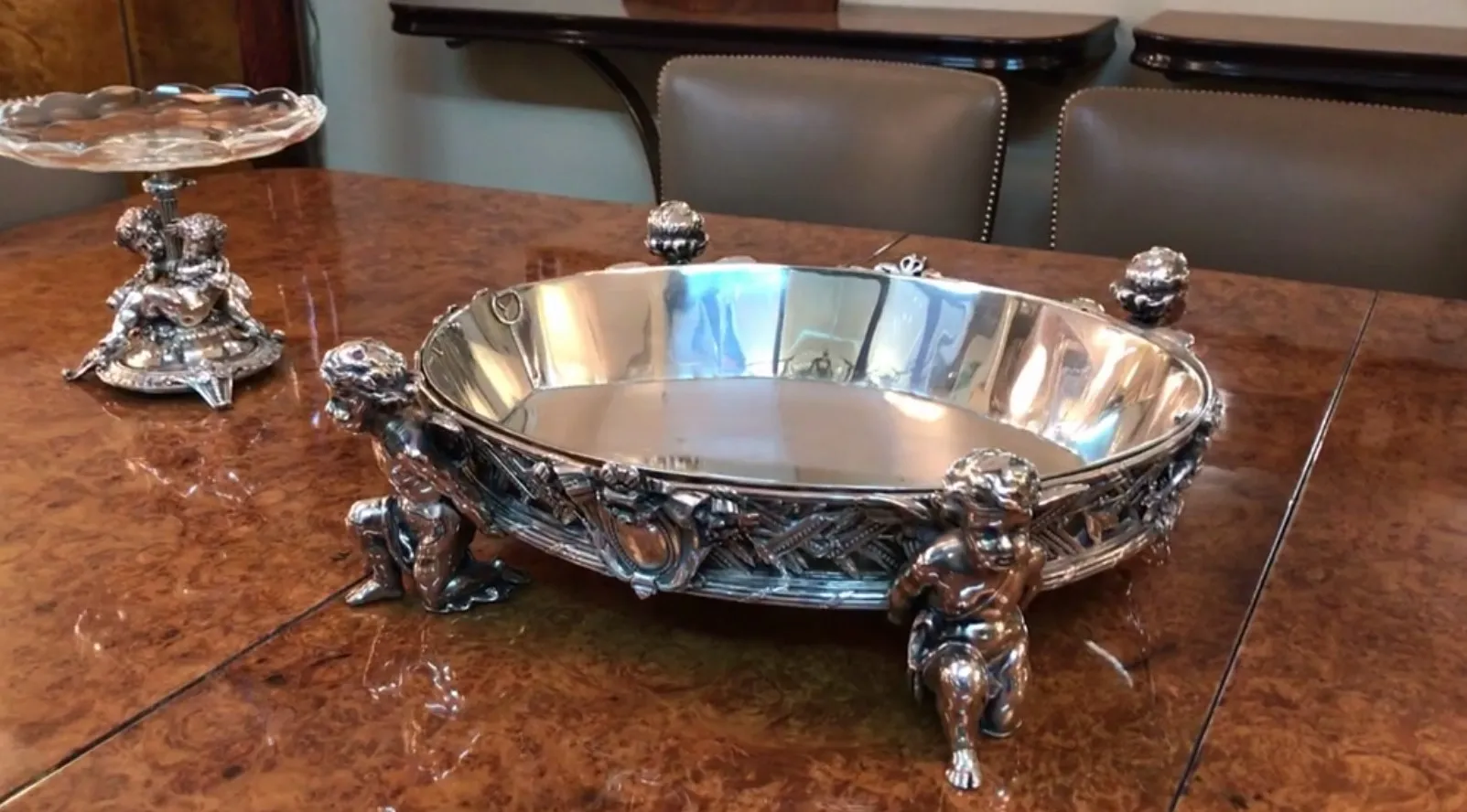 centre de table ancien avec des chérubins et de beaux détails décoratifs