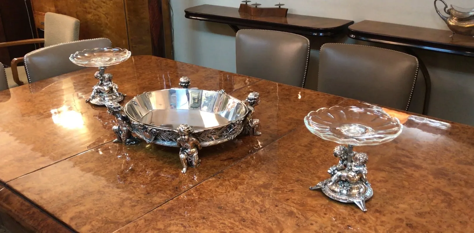 centre de table ancien christofle avec bords décoratifs, entouré de décor