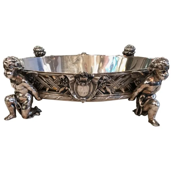 centre de table ancien christofle avec détails de chérubins à la base