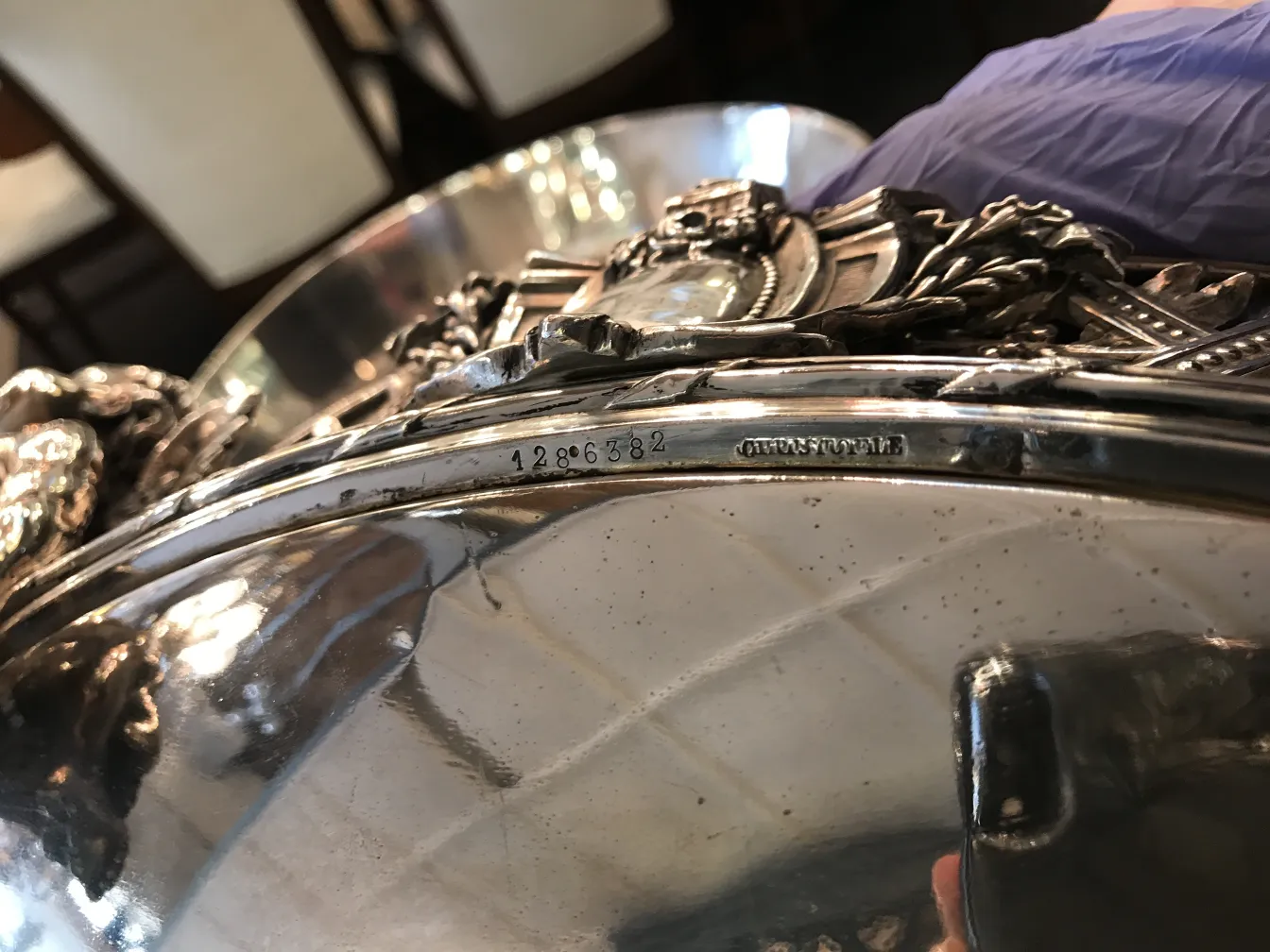 centrotavola antico Christofle con elementi decorativi, ideale per tavoli eleganti