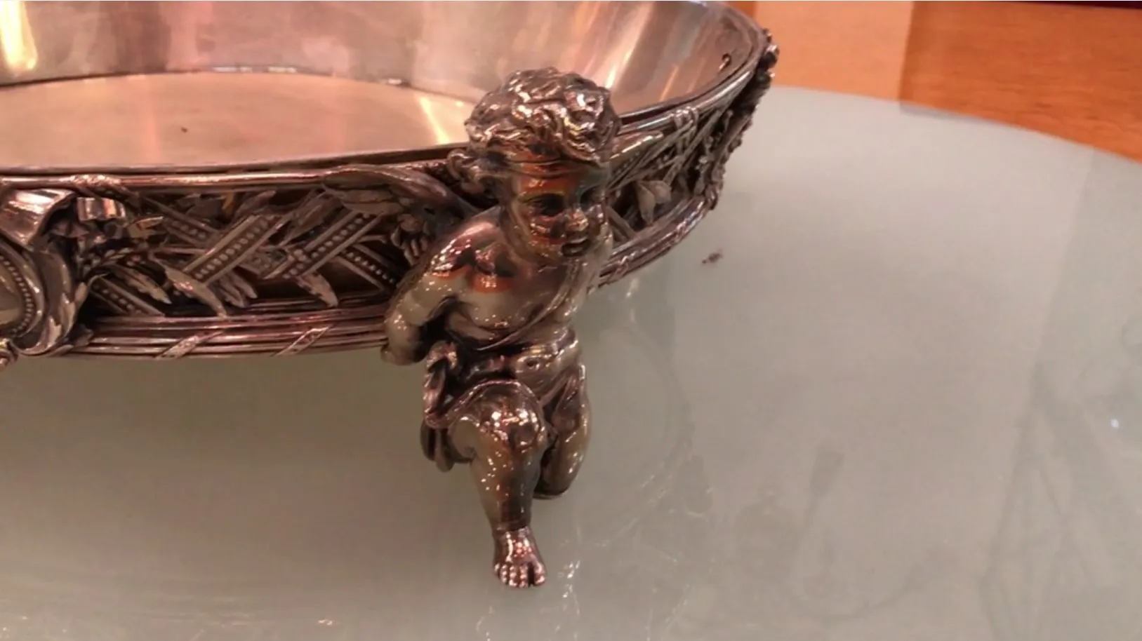 centrotavola antico con figura di angelo alla base, design elegante