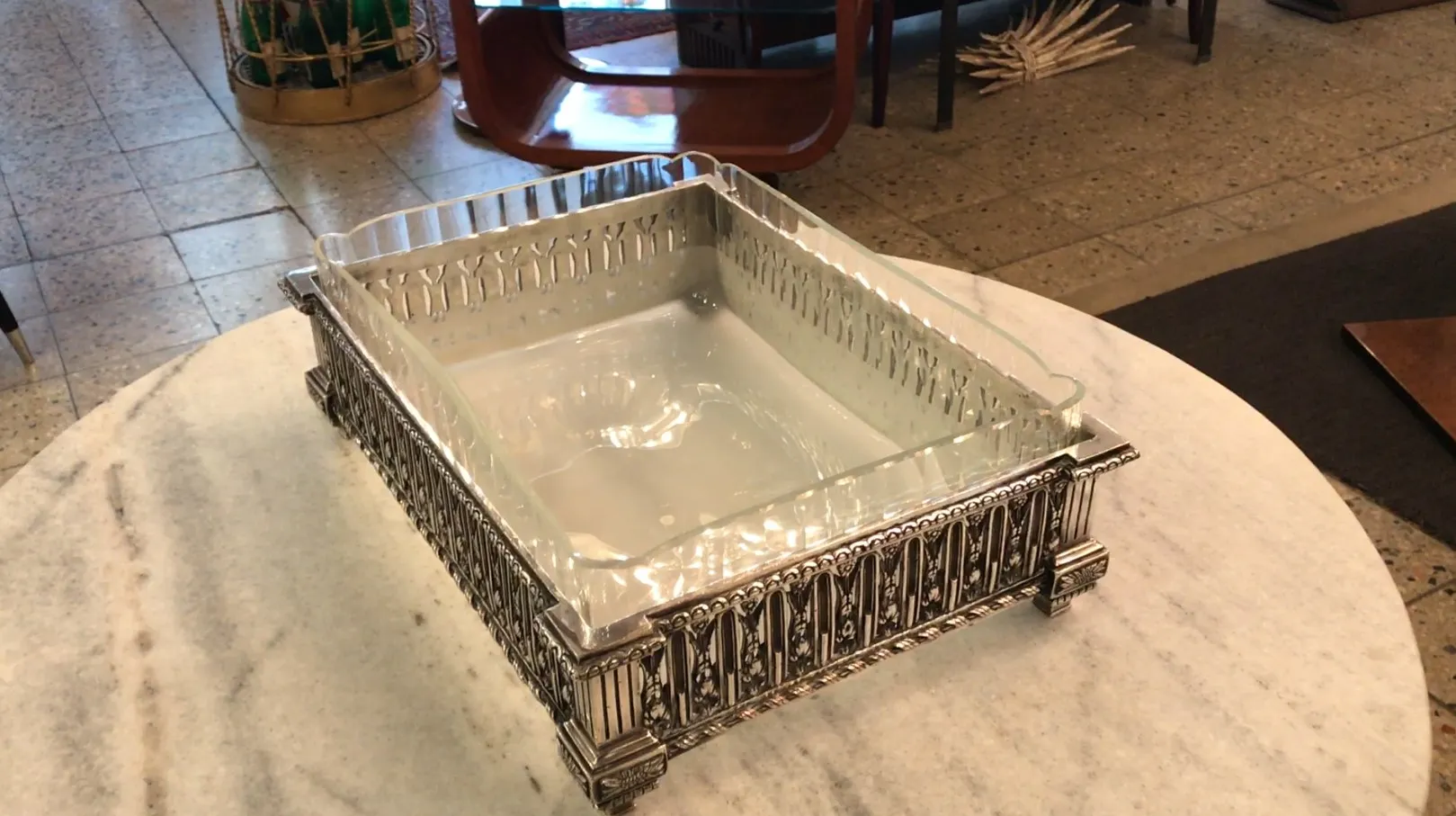 centrotavola antico con design decorativo elegante