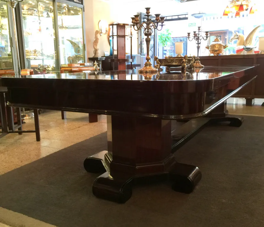 centrotavola antico Christofle su tavolo elegante con candelabri