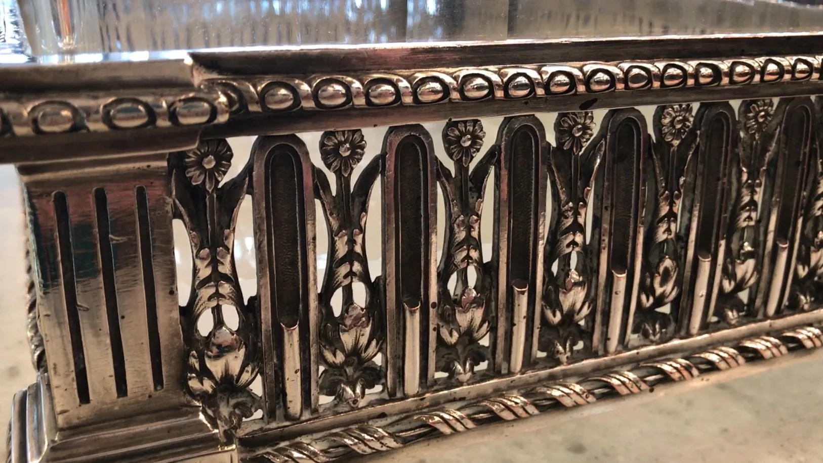 centre de table ancien avec motifs floraux