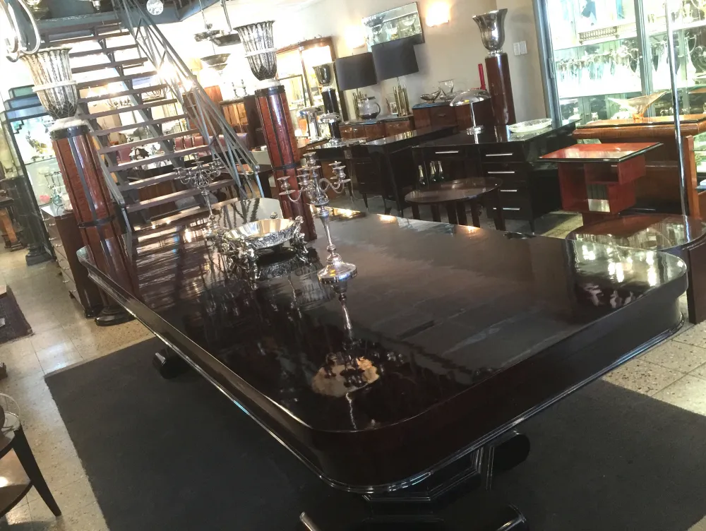 centrotavola antico Christofle in un ambiente elegante con tavoli e sedie