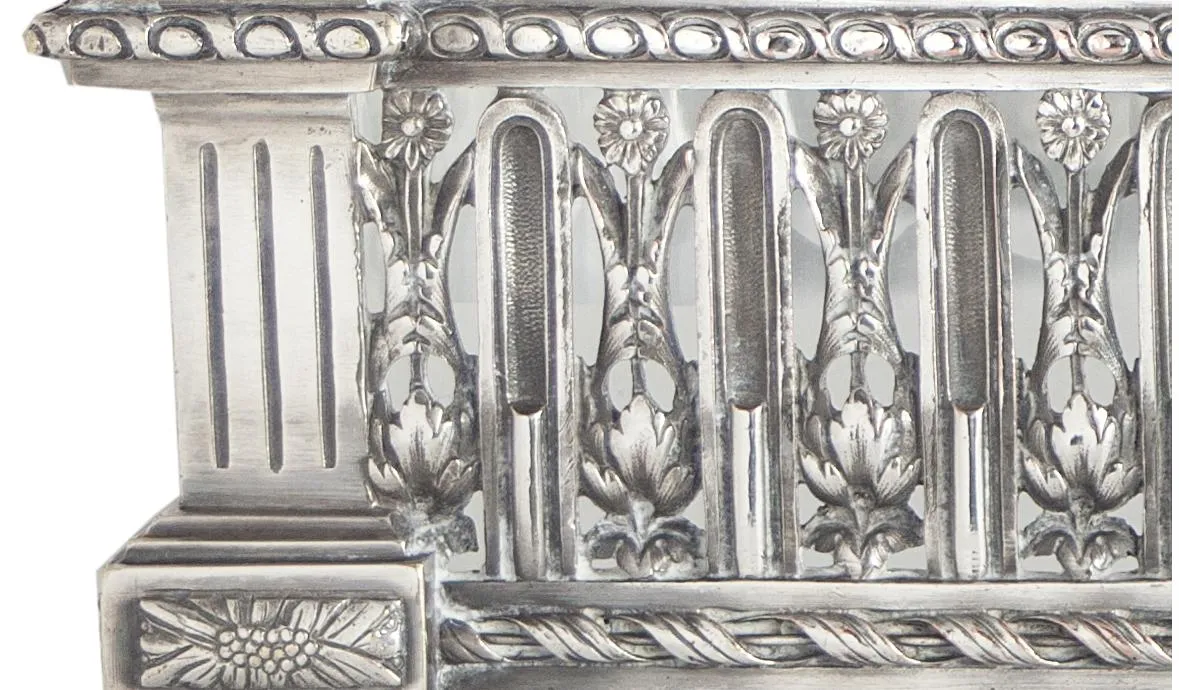 centre de table ancien Christofle avec des motifs floraux élaborés, décoration élégante pour les tables