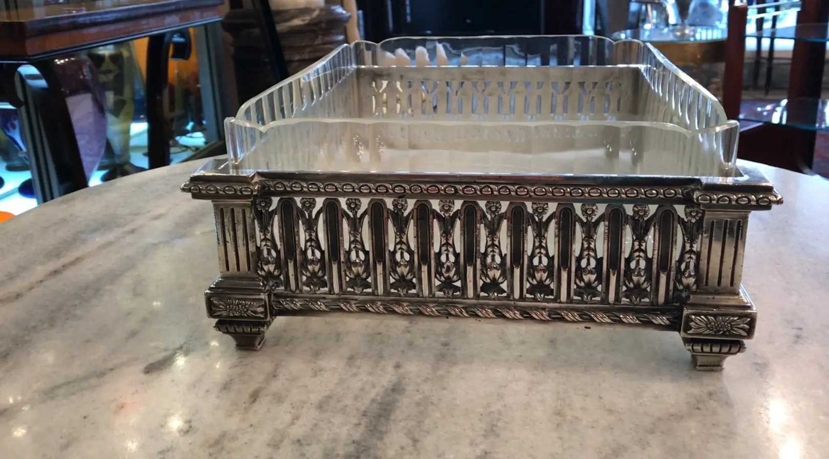 Jardinera antigua Christofle con diseño decorativo y detalles elaborados, ubicada en un entorno elegante.