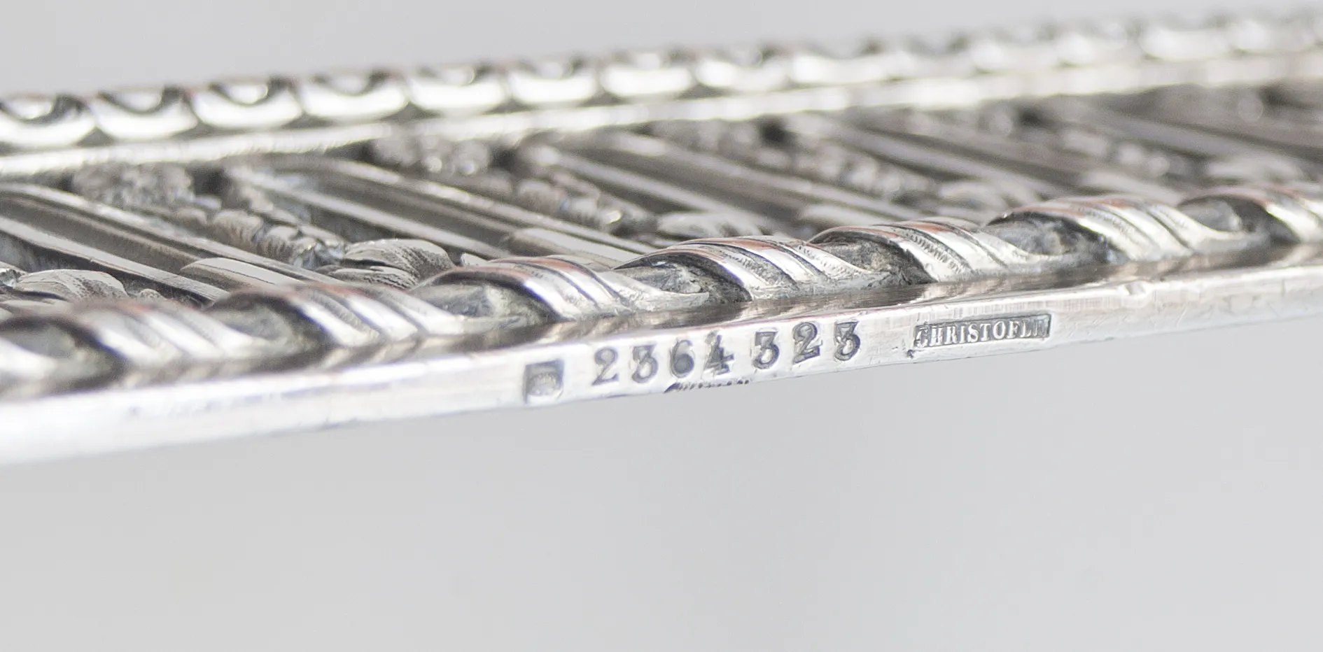 中心装饰品 Christofle 带有复杂的古董设计，背景中性色