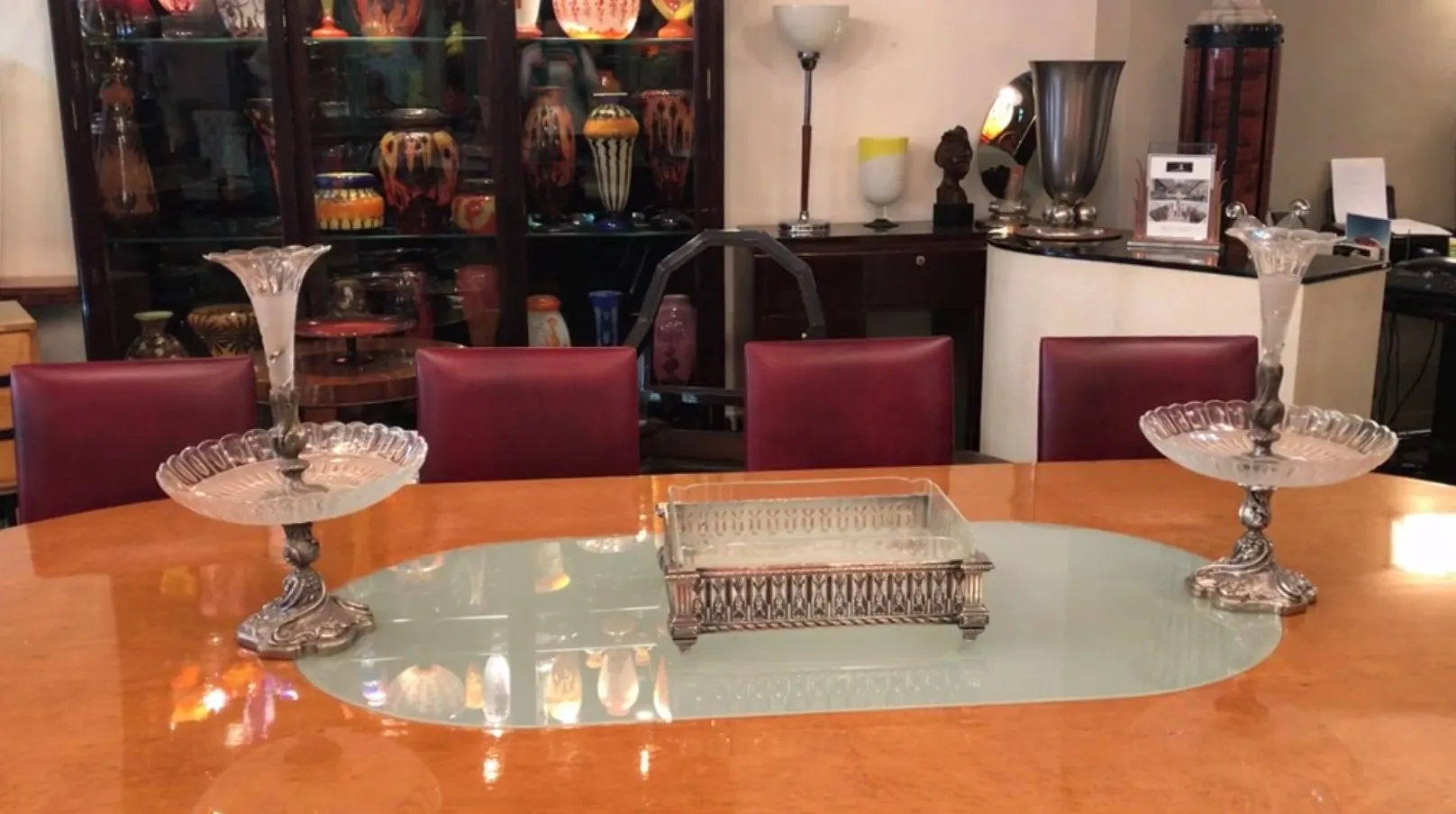 jardinera antigua Christofle en una mesa elegante con velas