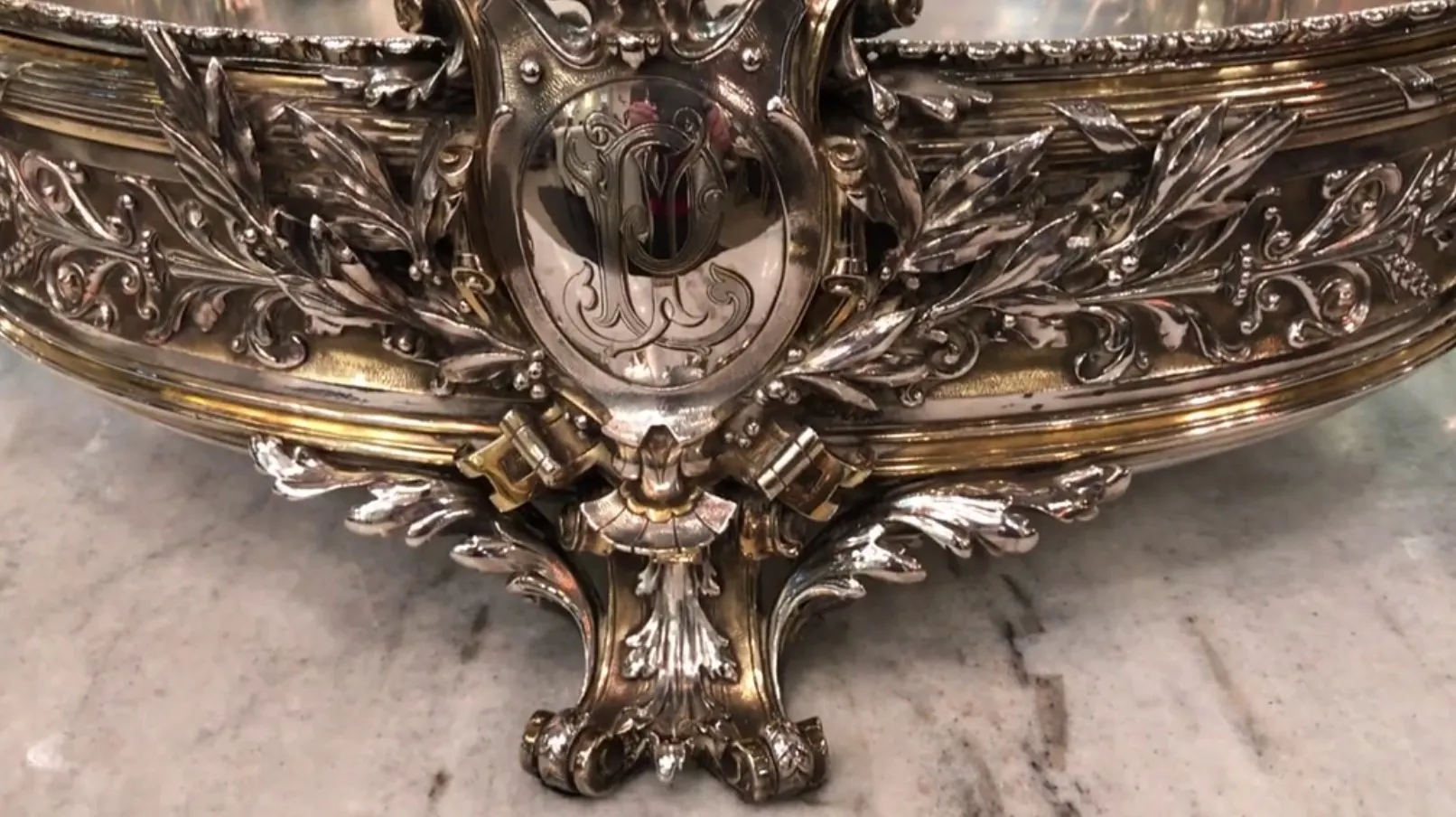 centro de mesa antigo com detalhes ornamentais dourados