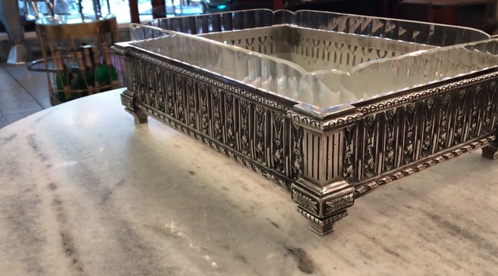 jardinera antigua christofle con diseño elaborado sobre una mesa