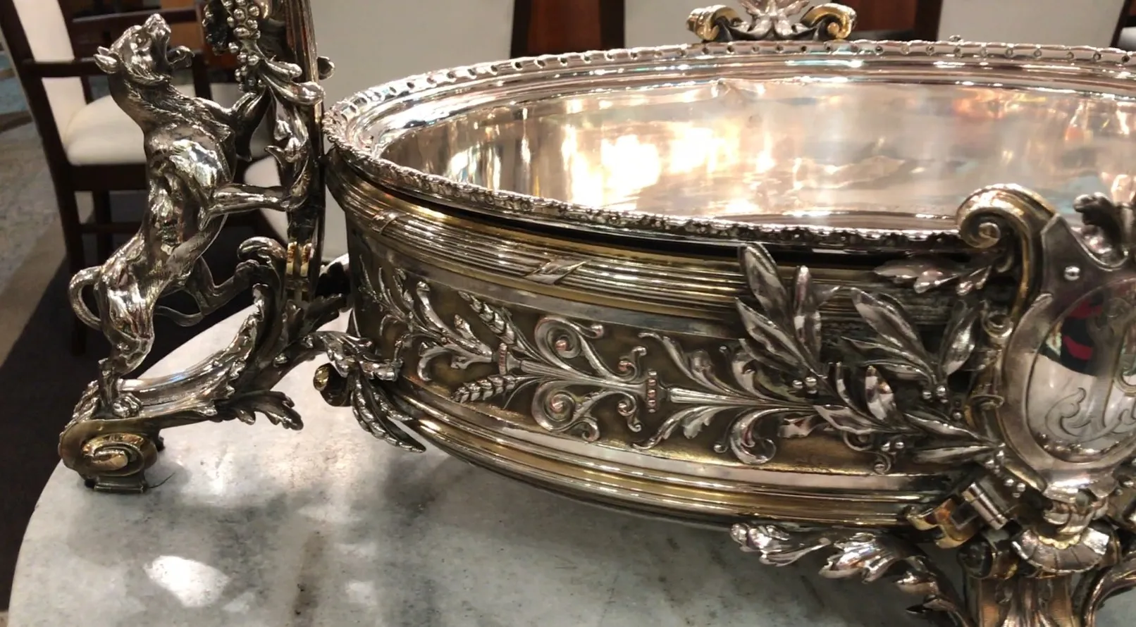 centro de mesa antigo Christofle com detalhes decorativos e fundo elegante.