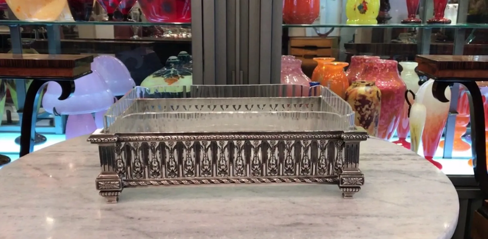 centrotavola antico christofle tra vasi colorati d'antiquariato