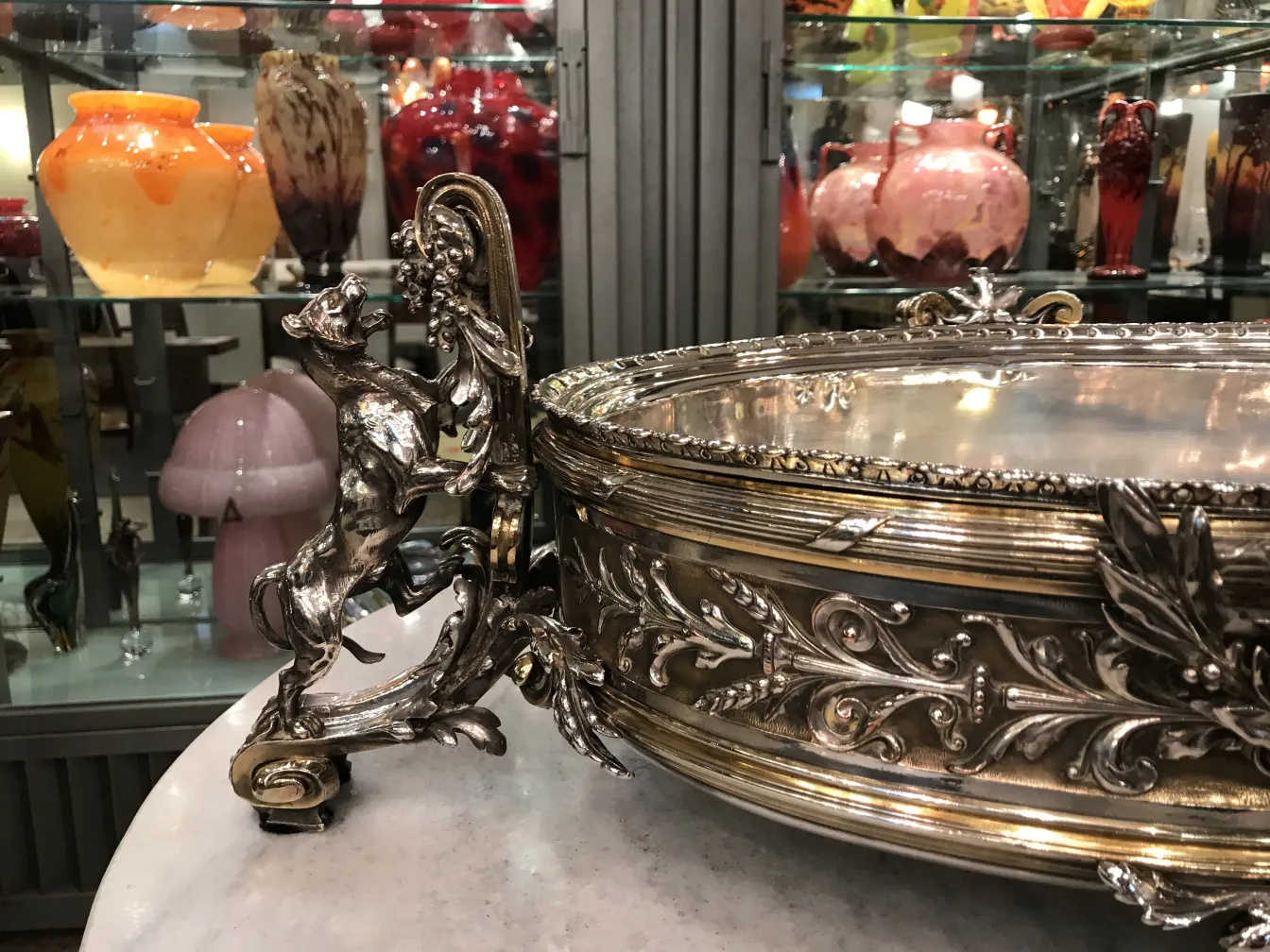 antiker blumentopf mit tier- und blütenmotiven