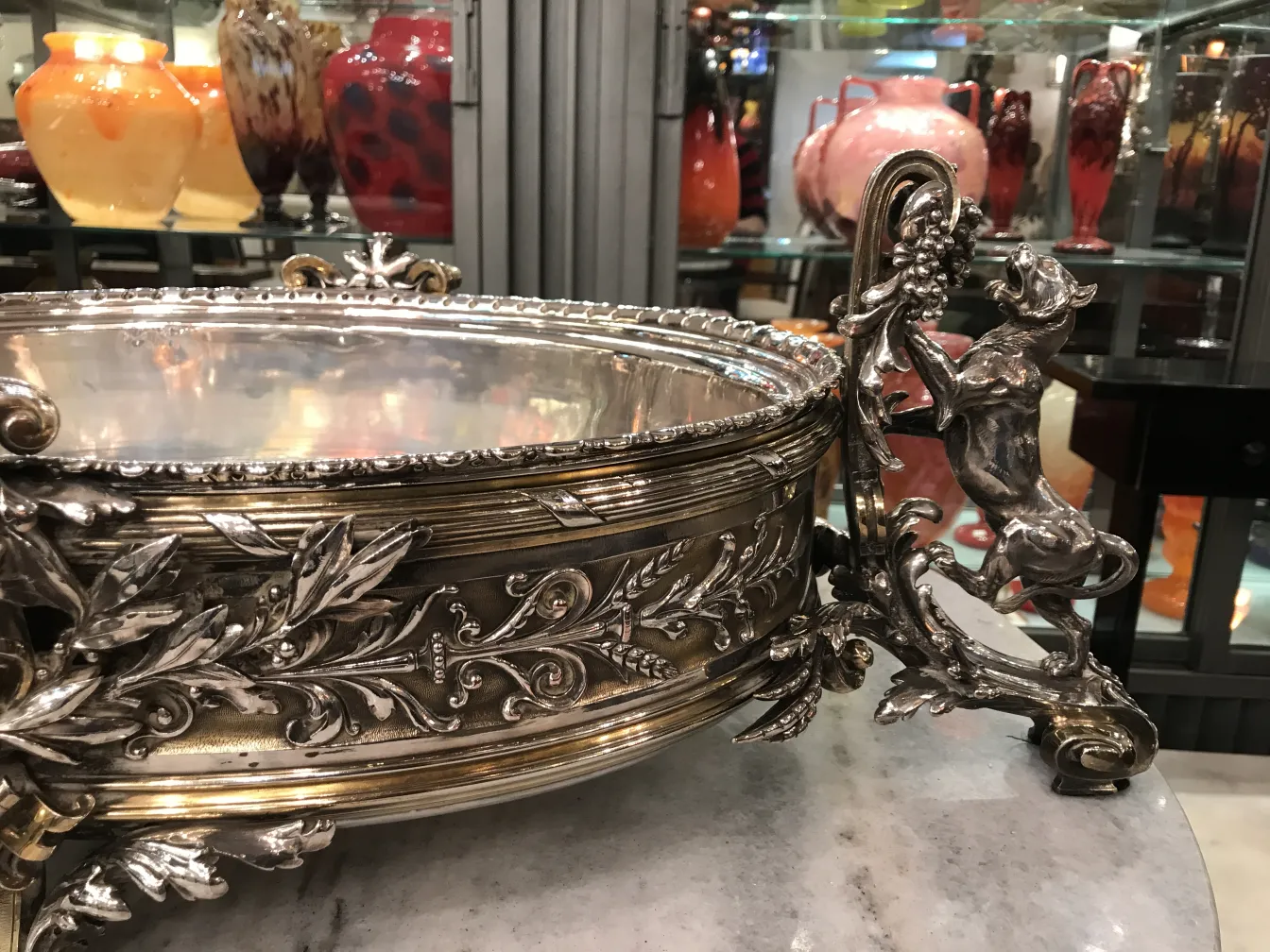 古董中心装饰品 Christofle 具有复杂细节和优雅环境。