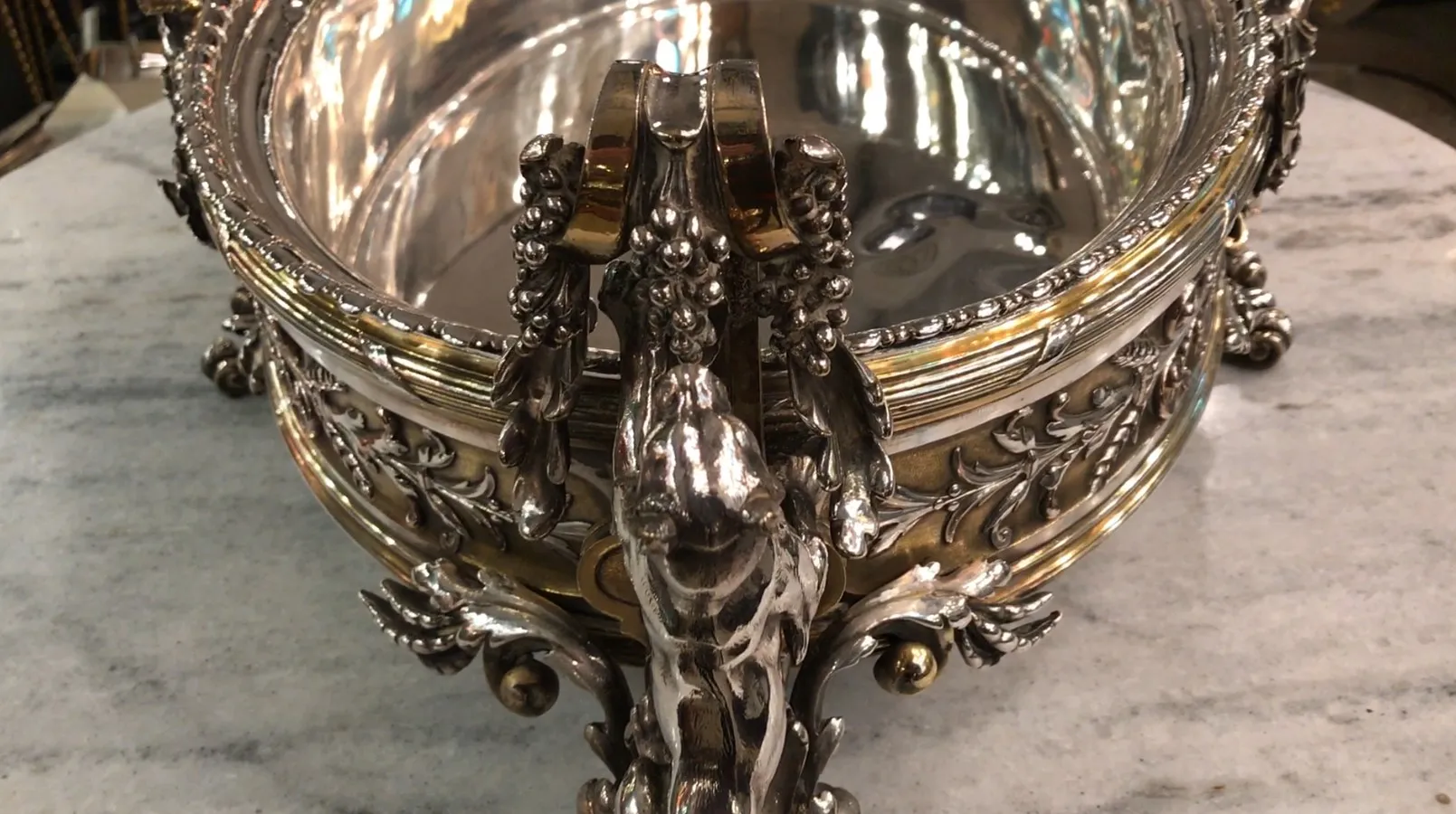 centre de table antique Christofle avec un design orné