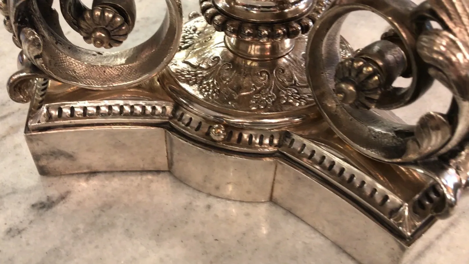 centro de mesa antigo Christofle com detalhes decorativos