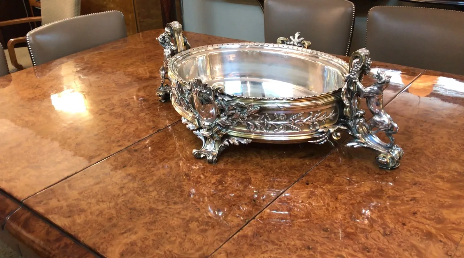 jardinera antigua Christofle con detalles ornamentales en un entorno elegante