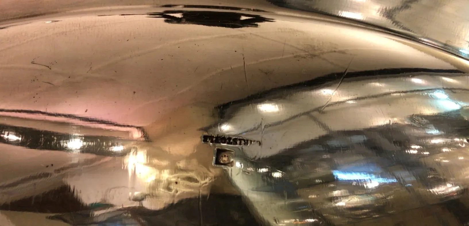 antiker blumentopf christofle mit glänzender oberfläche und eleganz, dekoriert mit sanften lichtern im hintergrund