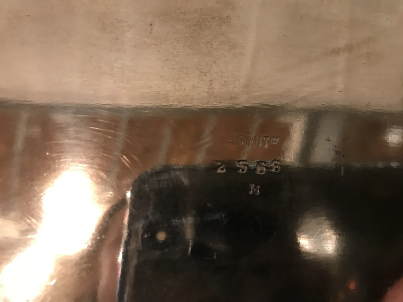 पुरानी टेबल की सजावट Christofle, चमक और अनोखे विवरणों के साथ, गर्म वातावरण में घिरी हुई।