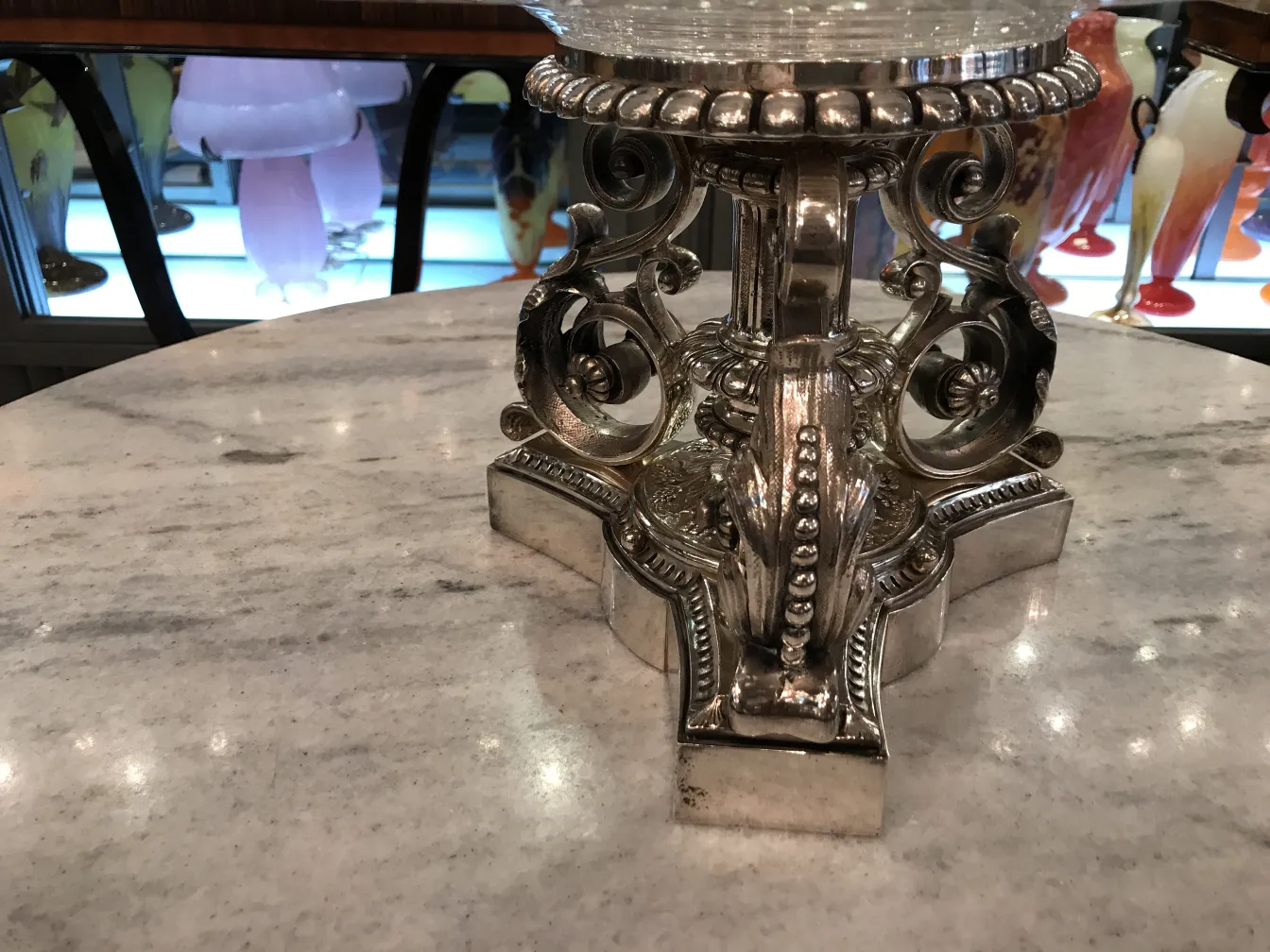 centrotavola antico con dettagli decorativi su un tavolo