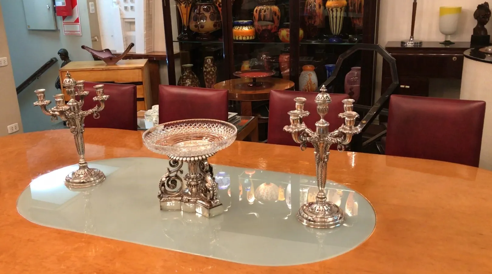 jardineira antiga christofle decorativa na mesa, candelabro e cadeiras