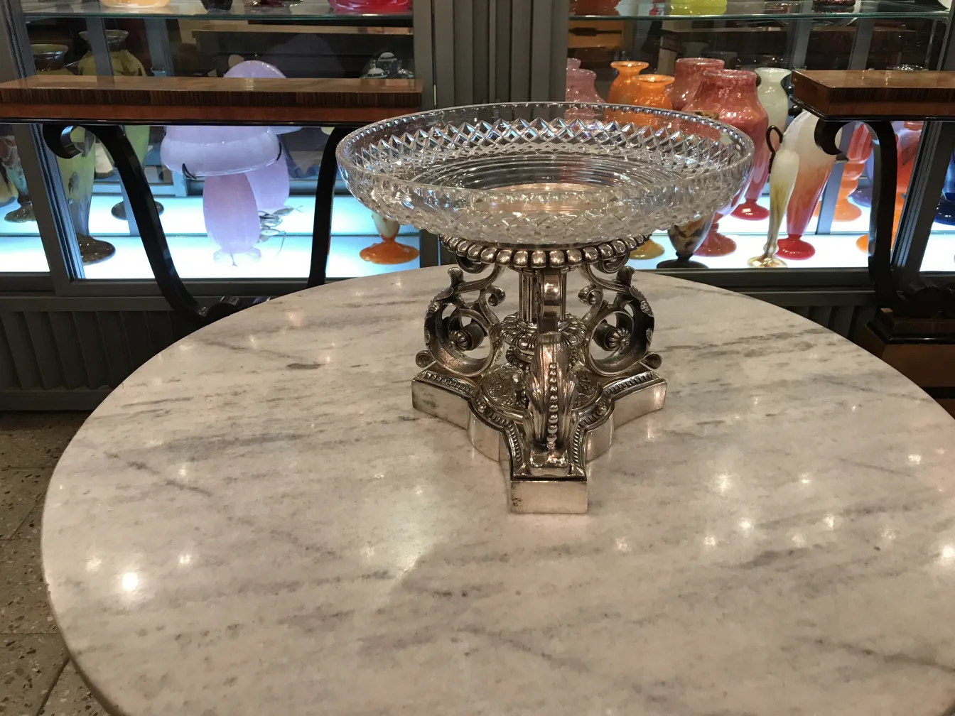 jardinera antigua Christofle sobre mesa de mármol, con entorno de antigüedades